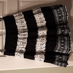 Womens knee length skirt size small black/white with ruffled designs